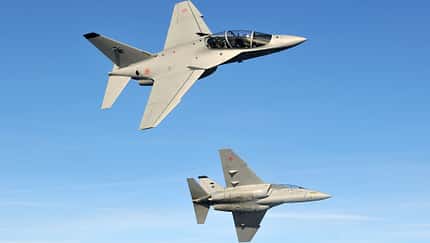 Leonardo, M-346, Aermacchi Zwei Leonardo M-346 im Flug
