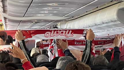 Weiß-rote VfB-Fan-Invasion am Flughafen Stuttgart​