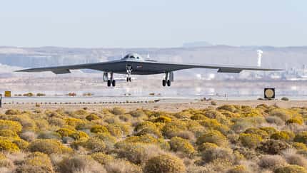 B-21 Raider bei der Landung in Edwards