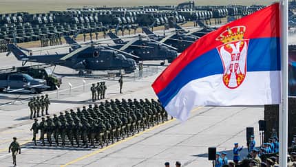 Serbiens MiG-29 und Mi-35 in Aktion.
