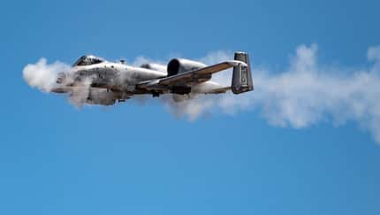 A-10 Thunderbolt feuert Bordkanone ab bei Hawgsmoke 2024