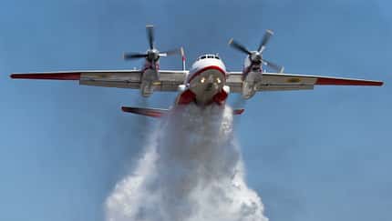 Antonow An-32P der Ukraine beim Feuerlöscheinsatz.