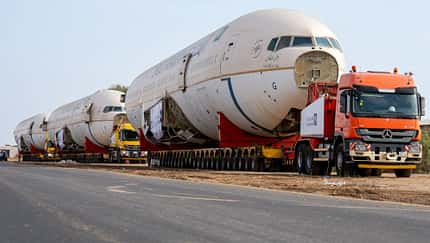 Rümpfe dreier Boeing 777 hintereinander auf Tiefladern
