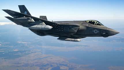 F-35C Lightning im Flug mit zwei AGM-158C-Flugkörpern