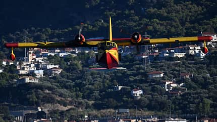 Canadair CL-215 frontal vor Landschaft