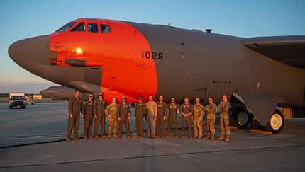 Besatzungen vor oranger Boeing B-52 Stratofortress