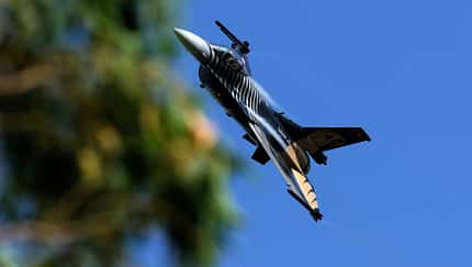 F-16 Solo-Türk beim Display mit Baum im Vordergrund
