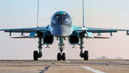Suchoi Su-34 der russischen Luftwaffe rollt zum Start.