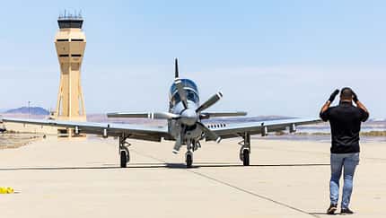 Embraer A-29 Super Tucano vor Tower in Edwards