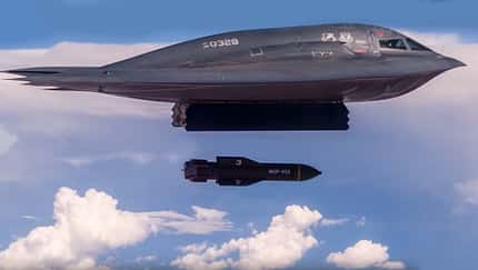 Stealth-Bomber B-2 wirft GBU-57 MOP-Bombe ab