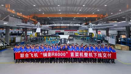 Mitarbeiter vor United Aircraft UR6000 Tilt-Rotor-Drohne