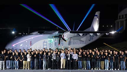 Belegschaft vor Prototyp der Air White Whale W5000 Frachtdrohne