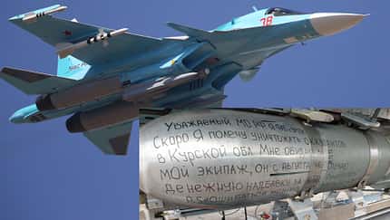 Suchoi Su-34 und Gleitbombe mit Protestaufschrift Montage