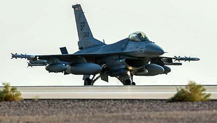 F-16 rollt aus Wüstenbasis