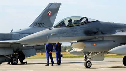 F-16 Fighting Falcon Polen mit Bodenpersonal