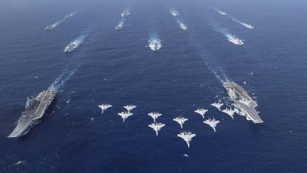 Chinas neue Flugzeugträger Liaoning und Shandong üben gemeinsam im Meer.