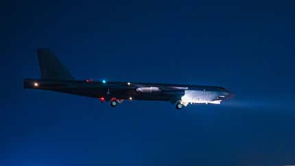 Boeing B-52H Stratofortress Landung bei Nacht