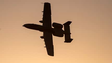 A-10 Thunderbolt II fliegt im Sonnenuntergang