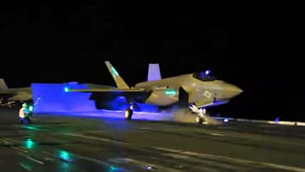Nachtstart F-35C Lightning des US Marine Corps von der USS Lincoln