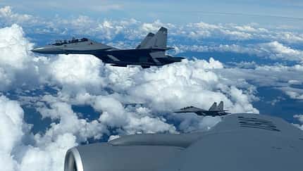 Zwei Su-30MKM neben KC-135 der US Air Force