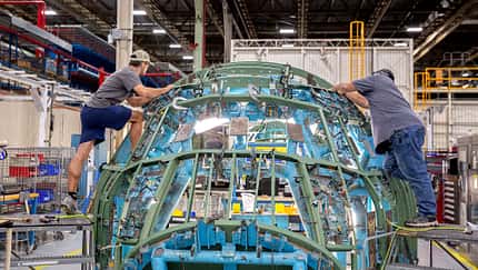 Monteure arbeiten an erster Lockheed Martin E-130J Hercules