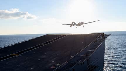 Baykar TB-3 landet und startet erstmals auf Drohnenträger Anadolu.