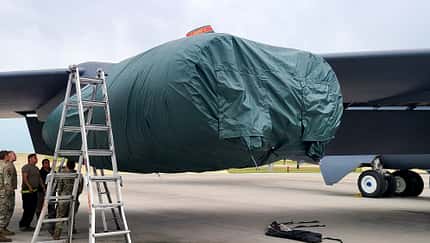 Neue Schutzhüllen für die Triebwerke der Boeing B-52H Stratofortress.