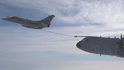 Französische A400M wird in der Luft von Rafale-M betankt.