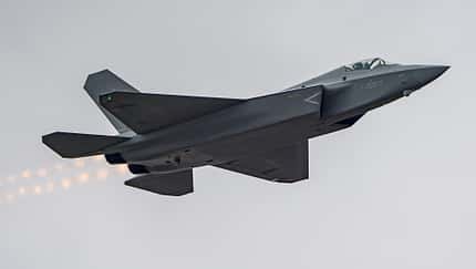 Chinas neuer Stealth-Kampfjet J-35A im Flug.