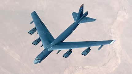 B-52H in der Luft über Wüste