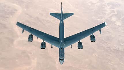 B-52H in der Luft über Wüste von oben