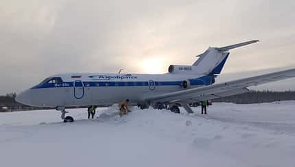 Von der Piste abgekommene Jakowlew Jak-40 im Schnee