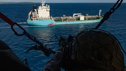 MG-Schütze blickt auf Schiff aus Bell UH-1Y Venom