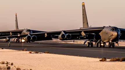 Zwei B-52H Bomber auf dem Taxiway