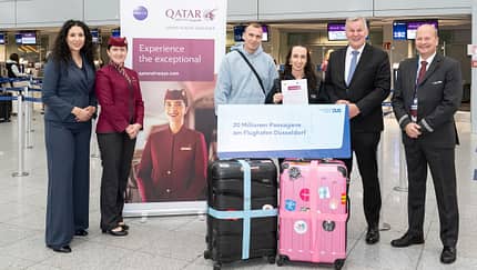 Judith Immel, die zusammen mit ihrem Ehemann Alexander an Bord eines Qatar Airways-Flugs über Doha nach Ko Samui im Golf von Thailand reiste, war am 30. Dezember der Jubiläumsfluggast am Flughafen Düsseldorf.