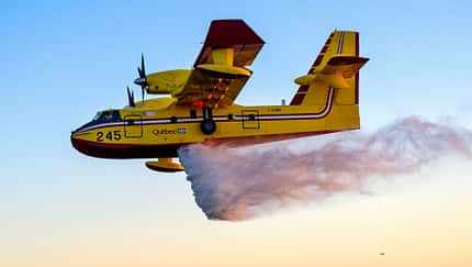Canadair CL-415 aus Quebec wirft Wasser ab
