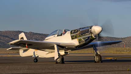 Bardahl Special mit geöffneter Motorabdeckung bei laufendem Propeller, Steven Hinton im Cockpit, aufgenommen beim Reno Air Race 2023.