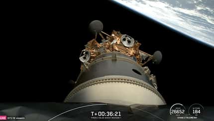 Zwei kommerzielle Landefähren auf dem Weg zum Mond