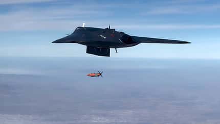 Kampfdrohne Anka III wirft Bombe ab