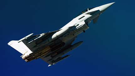 fliegender Eurofighter Typhoon mit Litening-Zielsuchbehälter