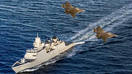 Zwei F-35A Lightning II überfliegen Kriegsschiff