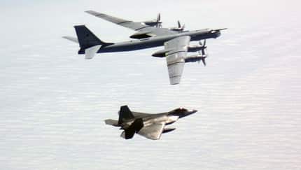 F-22 fliegt nebenTupolew Tu-95