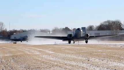 Basler BT-67 wirbelt Schnee beim Start auf