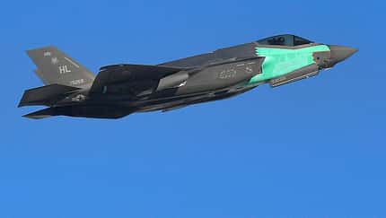 F-35 mit unlackiertem Bug am Boden im Flug