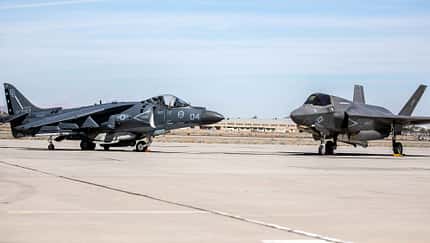 AV-8B Harrier neben F-35B Lightning