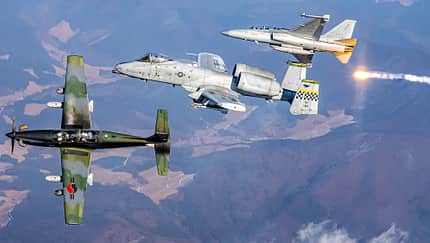 Koreanische Kampfflugzeuge brechen von A-10 Thunderbolt II weg