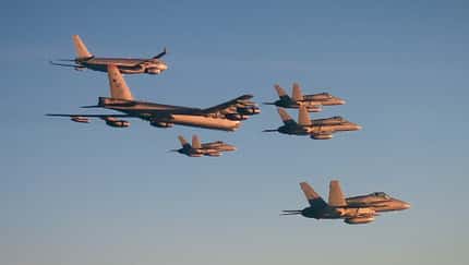 B-52H der US Air Force fliegen zusammen mit F/A18 aus Finnland.