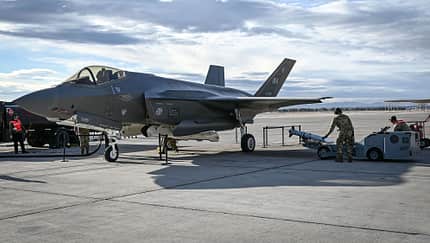 F-35A Lightning II mit Beladefahrzeug