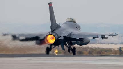 F-16 Fighting Falcon aus Spangdahlem beim Start in Wüste
