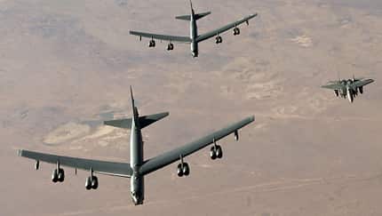 Zwei B-52H Stratofortress in Formation